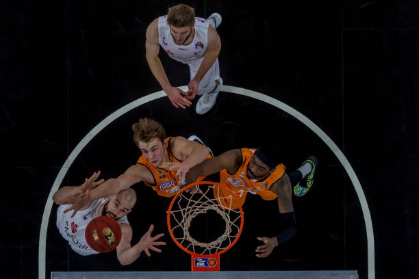 更折射出两 更折射出两